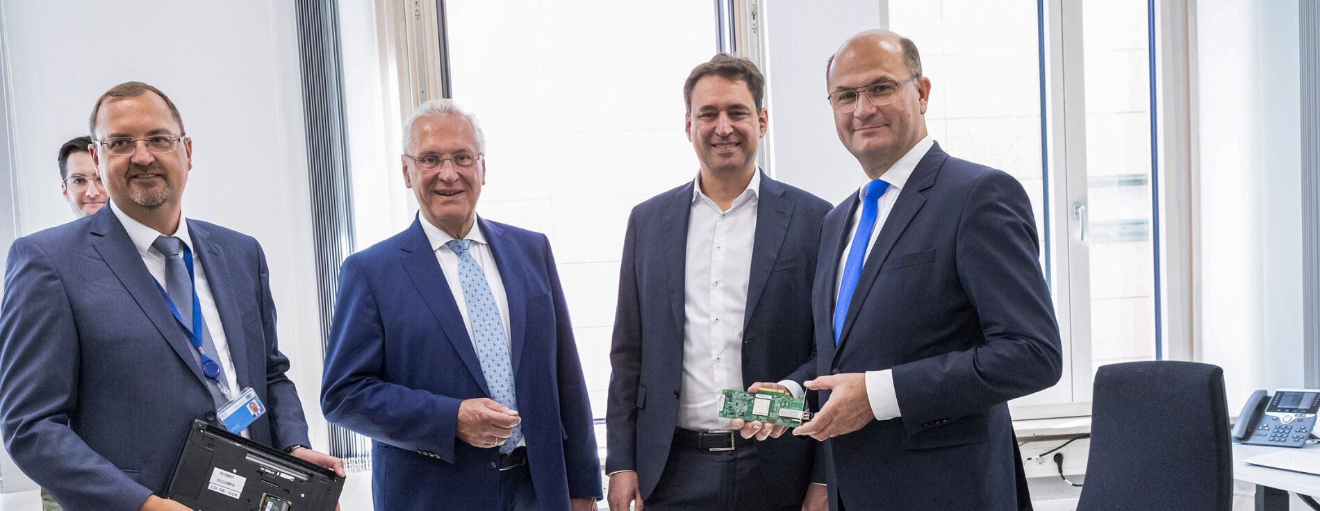4. September 2023: Finanz- und Heimatminister Albert Füracker, Innenminister Joachim Herrmann und Justizminister Georg Eisenreich zum Bericht zur Cybersicherheit in Bayern 2023: „Bayern hat die zentrale Bedeutung der Cybersicherheit früh erkannt und nimmt in diesem Bereich unter den Ländern eine Vorreiterrolle ein. Der aktuelle Cybersicherheitsbericht zeigt, dass die Angriffe auf Unternehmen sowie öffentliche Stellen weiter zunehmen – dabei ist auch noch mit einer hohen Dunkelziffer zu rechnen.“ Finanz- und Heimatminister Albert Füracker, Innenminister Joachim Herrmann und Justizminister Georg Eisenreich mit dem Leiter des LSI, Bernd Geisler