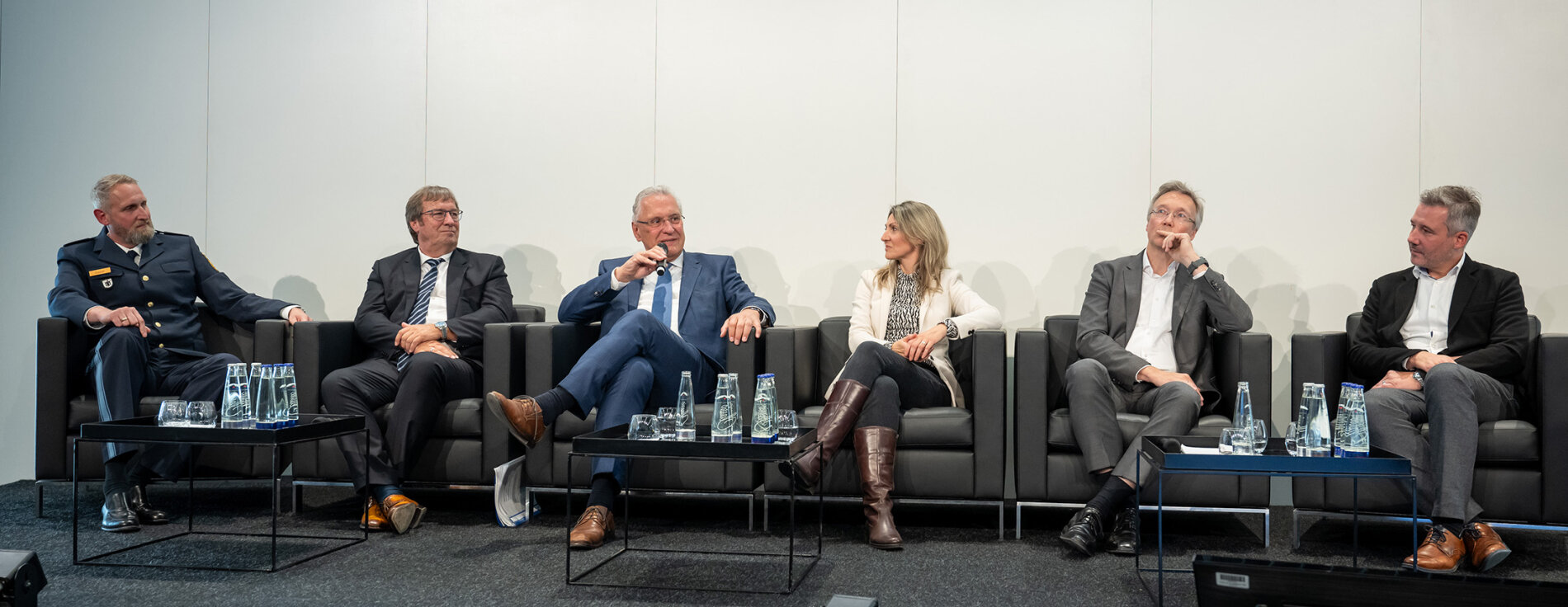 16. Oktober 2023: Innenminister Joachim Herrmann hat heute auf der 3. Verkehrssicherheitskonferenz zum Verkehrssicherheitsprogramm 2030 ‚Bayern mobil – Sicher ans Ziel’ deutlich mehr Rücksichtnahme im Straßenverkehr gefordert. „Vor allem Kinder, Fußgänger und Radlfahrer müssen noch besser geschützt werden“, erklärte Herrmann. „Viele und auch schwere Verkehrsunfälle mit schlimmen Folgen ließen sich vermeiden, wenn sich immer alle an die Verkehrsregeln halten und aufeinander achtgeben.“ Podiumsdiskussion mit Herrmann und Weiteren frontal