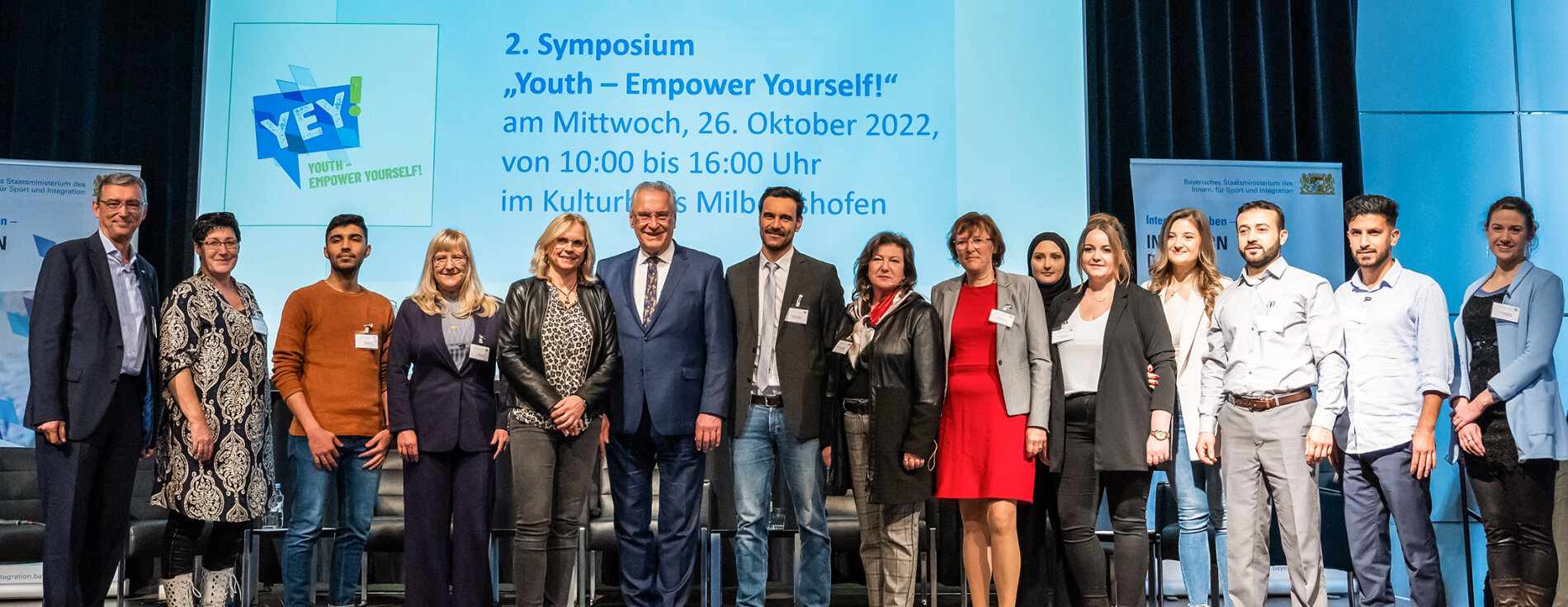 26. Oktober 2022: „Die 'YEY!'-Familie ist eine lebendige Erfolgsgeschichte! Sie leistet einen wichtigen Beitrag zu unserer gemeinsamen Rechts- und Wertebasis und für ein erfolgreiches Zusammenleben in Bayern.“ Das betonte Bayerns Innen- und Integrationsminister Joachim Herrmann heute beim Zweiten Symposium „YEY! - Youth - Empower Yourself“ in München. Gruppenfoto mit allen Teilnehmerinnen und Teilnehmern sowie Herrmann