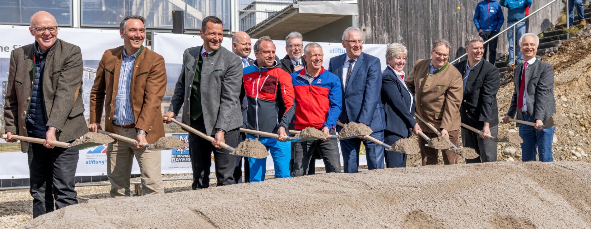 28. März 2025: Ein bedeutender Tag für die bayerische Sicherheitsarchitektur: Gemeinsam mit Umweltminister Thorsten Glauber und Vertretern der Hilfs- und Einsatzorganisationen hat Innenminister Joachim Herrmann den ersten Spatenstich für das neue Bayerische Zentrum für Alpine Sicherheit in Bad Tölz vorgenommen. Innenminister Joachim Herrmann, Vertreter der Bergwacht und Weitere beim symbolischen Spatenstich auf Baustelle