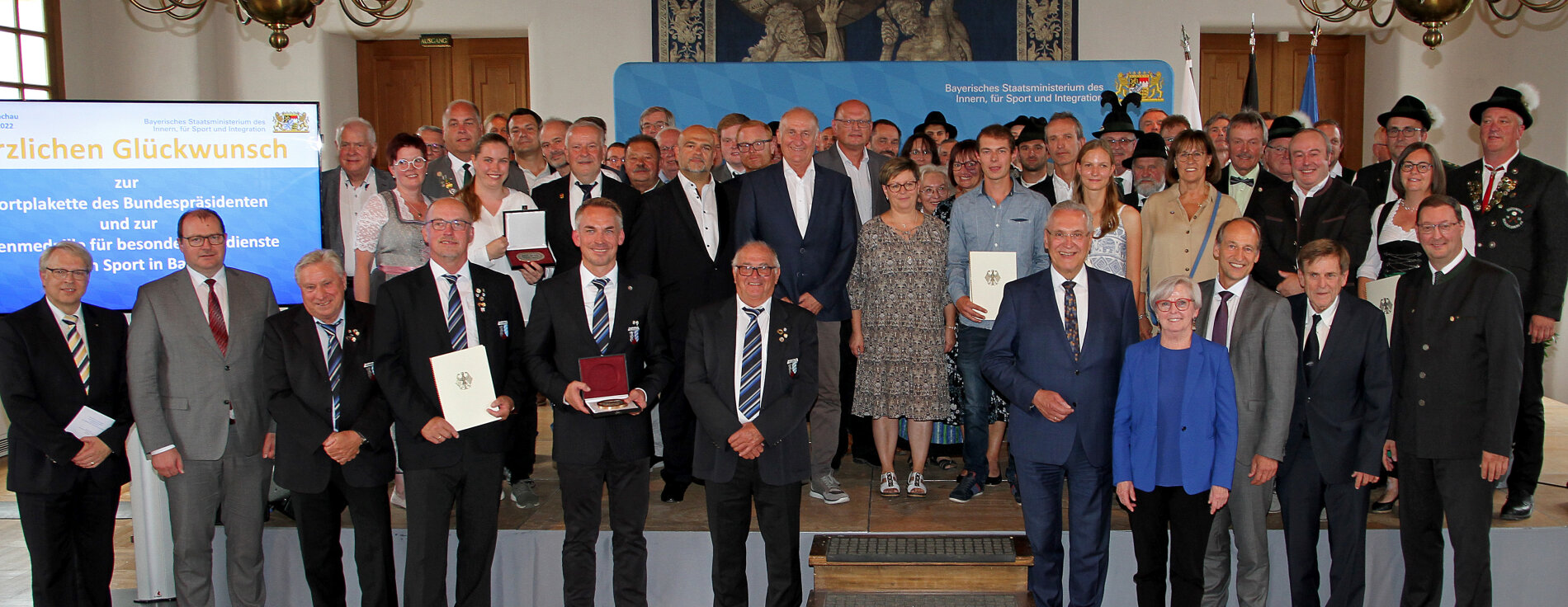 Verleihung Sportplaketten und Aushändigung Ehrenmedaille für besondere Verdienste um den Sport in Bayern Gruppenbild mit Geehrten