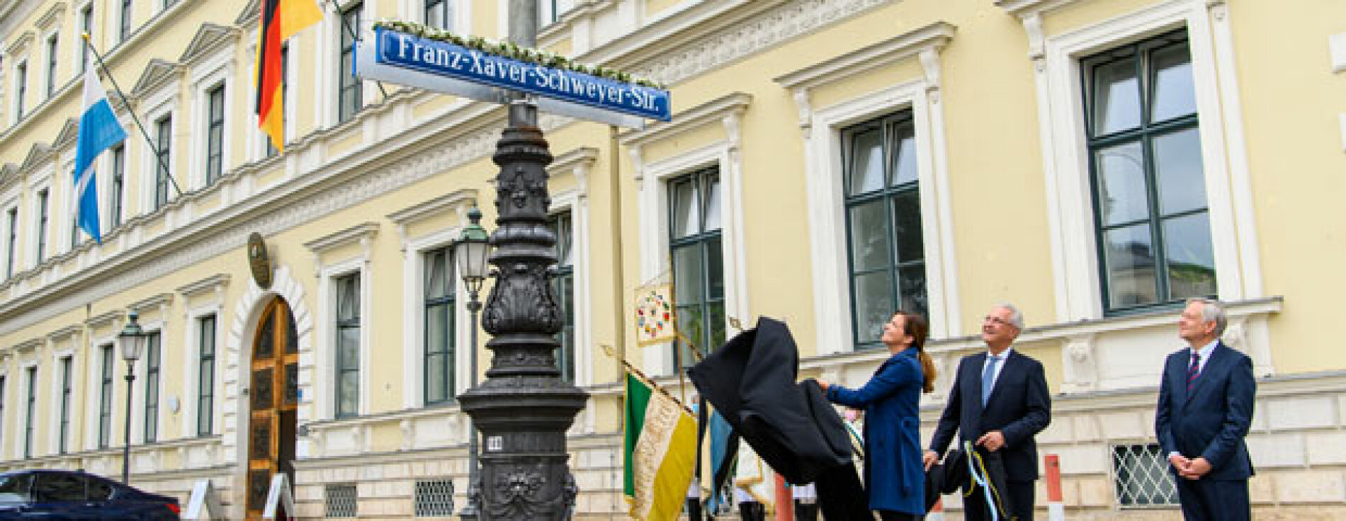 21. September 2021: Mutige Kämpfer gegen den aufkommenden Nationalsozialismus: Im Gedenken an die ehemaligen Bayerischen Innenminister Dr. Franz Xaver Schweyer und Dr. Karl Stützel hat Joachim Herrmann ein Straßenschild mit der Aufschrift „Franz Xaver Schweyer Straße“ und eine Gedenktafel im Innenministerium enthüllt. Herrmann: „Es ist eine Frage historischer Gerechtigkeit, dass wir ihnen nun die Würdigung zu Teil werden lassen, die ihr heldenhafter Widerstand gegen die NS-Barbarei verdient.“ Enthüllung des Straßenschildes Franz Xaver Schweyer Straße