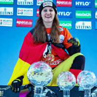 Erfolgreiche Polizeisportlerin: Ramona Hofmeister schreibt beim Snowboard-Weltcup Sportgeschichte Stolz präsentiert Spitzensportlerin Ramona Hofmeister ihre Trophäen
