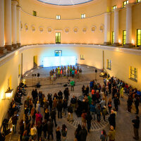 Blick ins Odeon Richtung Bühne mit Chor