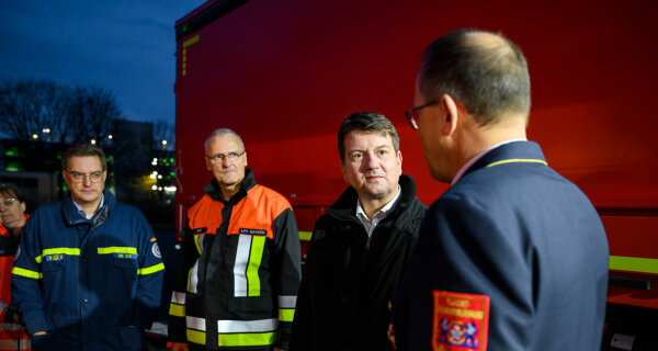 Gruppenbild: Kirchner, Voß, Weiß und Eitzenberger vor Feuerwehrfahrzeug