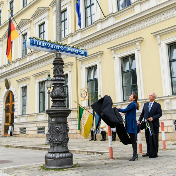 Enthüllung des Straßenschildes Franz Xaver Schweyer Straße