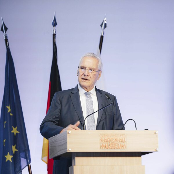 Auf dem Bild ist Innenminister Joachim Herrmann zu sehen bei seiner Rede anlässlich der 4. Verkehrssicherheitskonferenz in Nürnberg.