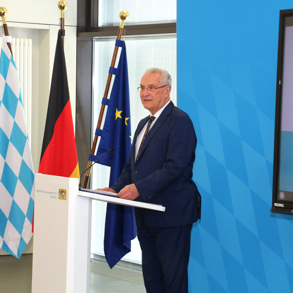 auf dem Bild: Innenminister Joachim Herrmann am Rednerpult bei der Vorstellung der Zahlen in Fürth in Nürnberg