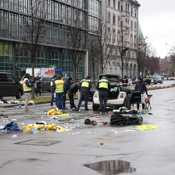 Einsatzkräfte der Bayerischen Polizei bei der Sicherung des Tatorts beim Anschlag in München am 25.02.2025