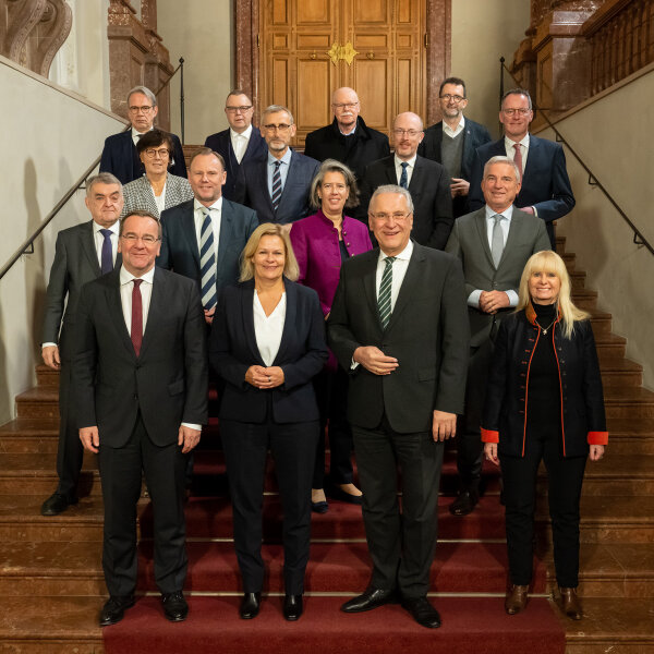 Gruppenfoto mit den Innenministern und Innensenatoren