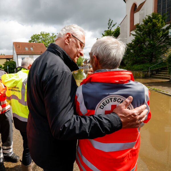 Herrmann mit Einsatzkräften