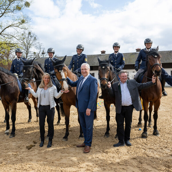 Schirmherrin der berittenen Einheiten Karin Baumüller-Söder, Innenminister Joachim Herrmann, Präsident des Bayerischen Reit- und Fahrverbandes Staatssekretär a.D. Gerhard Eck, Polizeipräsident im Polizeipräsidium München Thomas Hampel mit Polizeipferden und Reitern