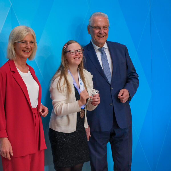 rechts: Staatsministerin für Familie, Arbeit und Soziales, Ulrike Schaf (Mitte) Luisa Egersdörfer Skilanglaufathletin mit dem bayerischen Löwen in der Hand, (rechts) Innenminister Joachim Herrmann