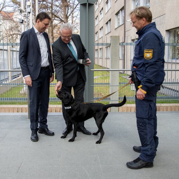 Herrmann und Eisenreich mit Polizei und Polizeihund