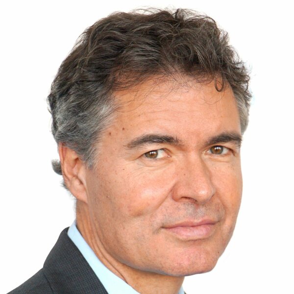 Auf dem Bild ist eine Porträtfoto des neuen Präsidenten des Landesamts für Verfassungsschutz, Manfred Hauser zu sehen, der in die Kamera blickt.