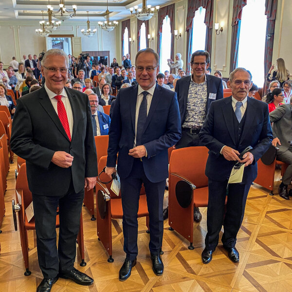 Herrmann, Navracsics und Pintér in Konferenzsaal