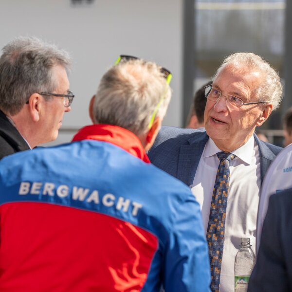 Innenminister Joachim Herrmann im Gespräch mit Personen, u.a. Bergwacht