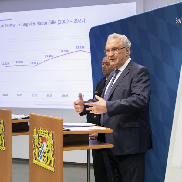 Innenminister Joachim Herrmann und Landespolizeipräsident Michael Schwald bei der Vorstellung der Verkehrsunfallstatistik
