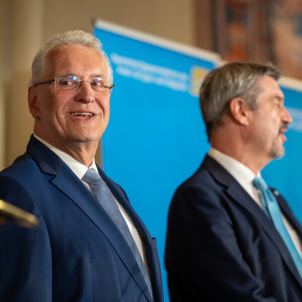 links Innenminister Joachim Herrmann, rechts Ministerpräsident Dr. Markus Söder vor einer blauen Pressewand