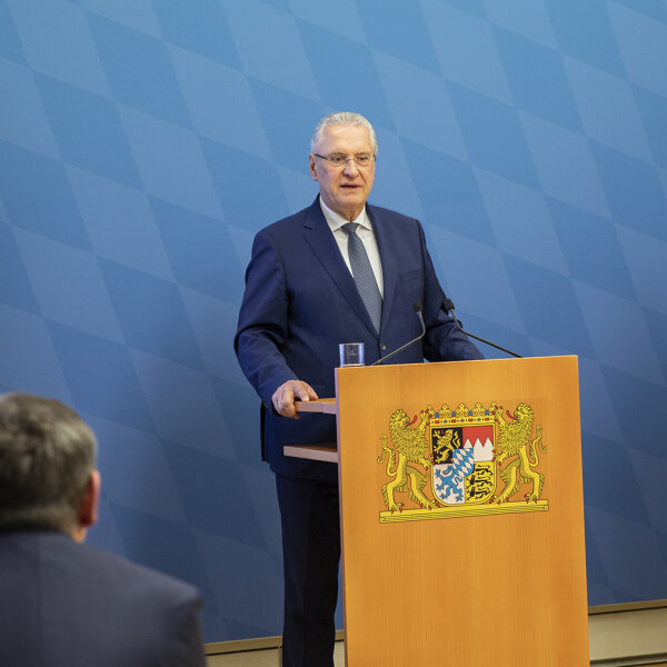 Herrmann und Schwald bei Präsentation hinter Rednerpulten