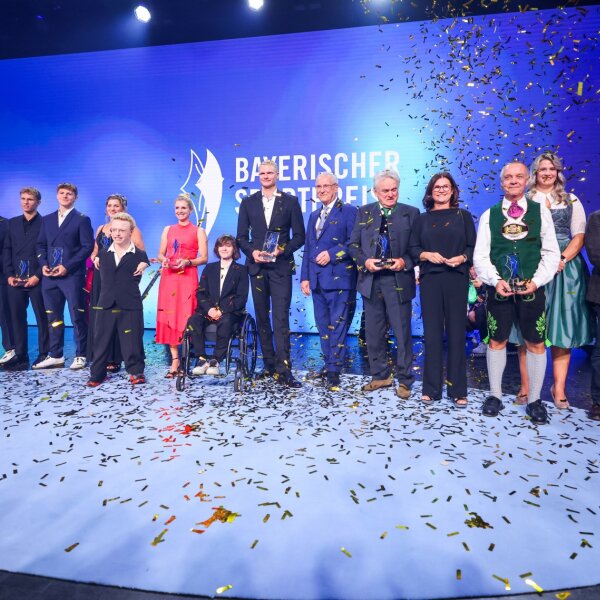 Gruppenbild auf Bühne