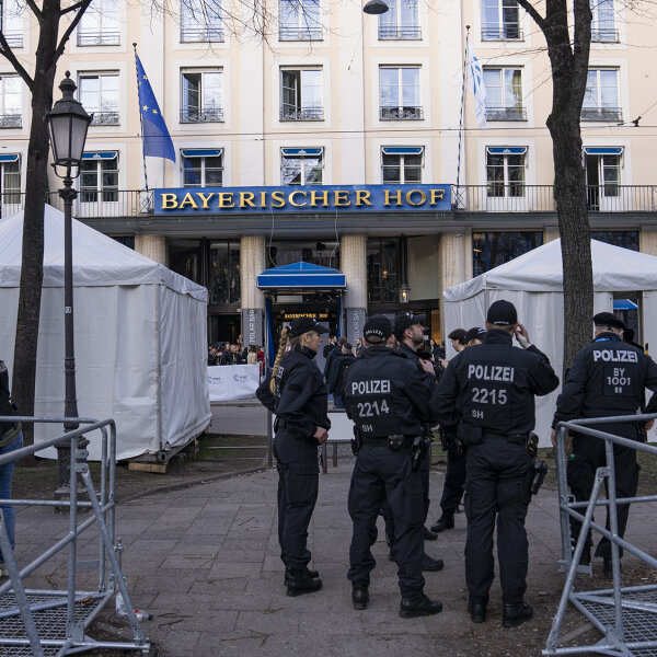 Polizisten im Einsatz vor dem Bayerischen Hof