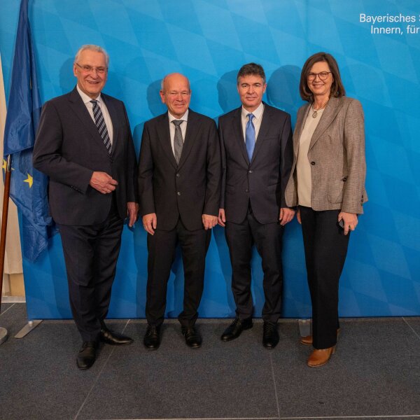 Auf dem Bild sind Innenminister Joachim Herrmann, LfV-Präsident Dr. Burkhard Körner, dessen Nachfolger Manfred Hauser sowie Landtagspräsidentin Ilse Aigner zu sehen.