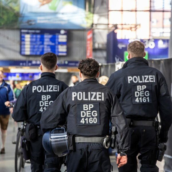 Polizisten der Bereitschaftspolizei in Uniform auf Streife am Hauptbahnhof München