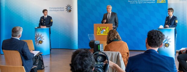 17. August 2021: Videoüberwachung maßgeblich bei Fahndung: Beim Besuch der Koordinierungsstelle Video der Bayerischen Polizei bei der Polizeiinspektion Flughafen München sagte Innenminister Joachim Herrmann, die Videoüberwachung helfe ganz entscheidend bei der Fahndung nach Kriminellen oder auch bei möglichen terroristischen Anschlägen. „Die neue KOST Video, die in diesem Jahr bei der Polizeiinspektion Flughafen München ins Leben gerufen wurde, wird künftig einen wichtigen Beitrag für die Sicherheit in Bayern leisten“, so Herrmann. Innenminister Herrmann vor Zuschauer und Pressevertreter