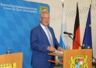 7. August 2019: In Bayern starten die Rettungshubschrauber so oft zum Einsatz wie in keinem anderen Bundesland – 2018 waren es über 16.600, fast doppelt so viele wie 1989. "Damit ist der Freistaat Spitzenreiter bei den Luftrettungen in Deutschland", erklärt Innenminister Joachim Herrmann bei der Vorstellung der Bilanz in München. "Gerade bei akuten Herzerkrankungen und Kreislaufstörungen, neurologischen Notfällen und auch Freizeitunfällen ist sie von unschätzbarer Bedeutung."