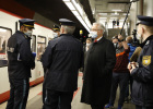 Innenminister Joachim Herrmann im Gespräch mit Polizisten in einer U-Bahn-Station