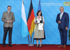 Nach der Aushändigung der Ehrenmedaille und der Urkunde stehend auf der Bühne von links, der 1. Landesschützenmeister Christian Kühn, 
Frau Monika Steinkohl und Sportminister Joachim Herrmann