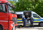 Mehr Sicherheit im Straßenverkehr durch verstärkte Lkw-Kontrollen ist das Ziel von Bayerns Innenminister Joachim Herrmann. "Uns geht es darum, die schwarzen Schafe unter den Lkw-Fahrern aus dem Verkehr zu ziehen", erklärte der Innenminister heute an einer Lkw-Kontrollstelle an der A9 bei Fahrenzhausen. "Denn Fehlverhalten und technische Mängel haben gerade beim Lkw-Fahren ein hohes Gefahrenpotential und führen oft zu schlimmen Unfällen." Dabei setzt die Bayerische Polizei nach Herrmanns Worten unter anderem auf gezielte Abfahrtskontrollen an Lkw-Parkplätzen zur Überprüfung der Fahrtüchtigkeit. 