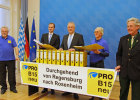 Innen- und Verkehrsminister Joachim Herrmann hat mehr als 30.000 Unterschriften der Initiative 'PRO B 15 neu' entgegengenommen.