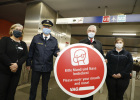 Innenminister Joachim Herrmann präsentiert mit Vertretern von Polizei und VAG ein Schild mit der Aufschrift "Bitte Mund und Nase bedecken!" in einer U-Bahn-Station 