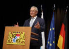 Innenminister Joachim Herrmann hält seine Rede hinter einem Rednerpult