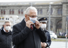 Innenminister Joachim Herrmann setzt gerade seine Mund-Nasen-Bedeckung auf