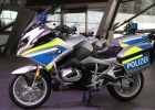 Die Bayerische Polizei kann künftig auf die neueste Generation von Polizeimotorrädern setzen: Innenminister Joachim Herrmann hat in der BMW Welt die ersten fünf BMW R 1250 RT in Empfang genommen. "Die BMW R 1250 RT ist leistungsstark, hochmodern und besonders sicher", lobte Herrmann die Eigenschaften der neuen Polizeimotorräder zum Stückpreis von rund 30.000 Euro. "Damit haben unsere Polizistinnen und Polizisten ein ausgezeichnetes Einsatzmittel."