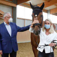 Übernahme der Schirmherrschaft: Karin Baumüller-Söder und Innenminister Joachim Herrmann mit einem Polizeipferd