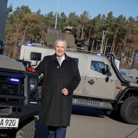 30. November 2020: Innenminister Joachim Herrmann stellt zwei neue hochmoderne Spezialfahrzeuge vorgestellt. Es handelt sich um sondergeschützte Offensivfahrzeuge für besonders gefährliche Einsätze der Polizei. "Dank der wirksamen Panzerung sind unsere Spezialeinheiten bestmöglich geschützt, vor allem bei Terror- oder Amoklagen", erläuterte Herrmann. Innenminister Herrmann vor gepanzerten Fahrzeugen