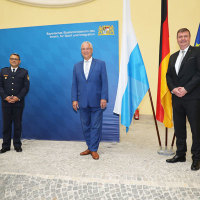 Großer Erfahrungsschatz und herausragende Führungsqualitäten: Innenminister Joachim Herrmann hat Norbert Radmacher als neuen Inspekteur der Bayerischen Polizei feierlich in sein Amt eingeführt. Gleichzeitig hat er Vorgänger Harald Pickert, nunmehr Präsident des Bayerischen Landeskriminalamts, aus seiner vormaligen Funktion verabschiedet. Innenminister Joachim Herrmann mit Norbert Radmacher und Harald Pickert