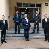 Präsidentenwechsel beim Landesamt für Asyl und Rückführungen: Innenminister Joachim Herrmann mit Axel Ströhlein (li) und Thomas Hampel (re) im Kreise von Mitarbeiterinnen und Mitarbeitern des Landesamts Innenminister Joachim Herrmann mit Axel Ströhlein (li) und Thomas Hampel (re) im Kreise von Mitarbeiterinnen und Mitarbeitern des Landesamtes