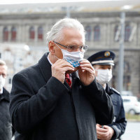 23. Oktober 2020: "Keine Toleranz für Maskenmuffel, sondern noch konsequentere Kontrollen und Sanktionen!" Das hat Innenminister Joachim Herrmann in Nürnberg anlässlich der zweiten bayernweiten Kontrollaktion zur Einhaltung der Maskenpflicht betont. Innenminister Herrmann mit Maske