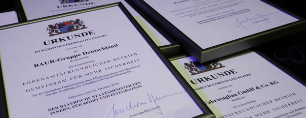 Urkunden der Auszeichnung 'Ehrenamtsfreundlicher Betrieb – Gemeinsam für mehr Sicherheit' 