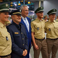 Innenminister Joachim Herrmann mit Polizistinnen und Polizisten bei der Vereidigungsfeier am 11. Juli 2015 in Nürnberg