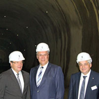 Tirols Landeshauptmann Günther Platter, Bayerns Innen- und Verkehrsminister Joachim Herrmann und Südtirols Landesrat Florian Mussner beim Besuch der Baustelle des Brenner Basistunnels