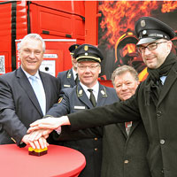 Stellten den neuen Brandübungscontainer für die bayerischen Feuerwehren in Dienst: Innenminister Joachim Herrmann, der Vorsitzende des Landesfeuerwehrverbandes  Alfons Weinzierl,  Dipl.-Ing. Manfred Kuntz und Rechtsanwalt Günther Pinkenburg