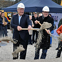 Innen- und Bauminister Joachim Herrmann beim Spatenstich für eine neue Wohnanlage in der Brüxer Straße in Erlangen