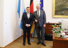 auf dem Bild im Ministerbüro Innenministerium vor einem Fahnenset links Generalkonsul Stefan Ionkov, rechts Innenminister Joachim Herrmann