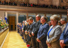 im Bild: Publikum bei stehend Schweigeminute